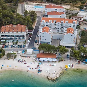 Malo 3* Arbanija